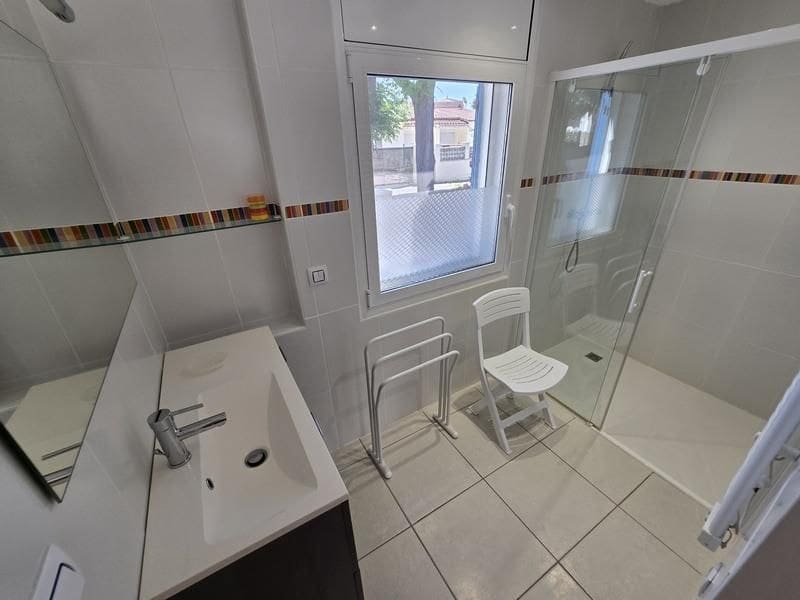 4 sypialnia Willa na sprzedaż w Empuriabrava z basenem garażem - 595 000 € (Ref: 9879363)