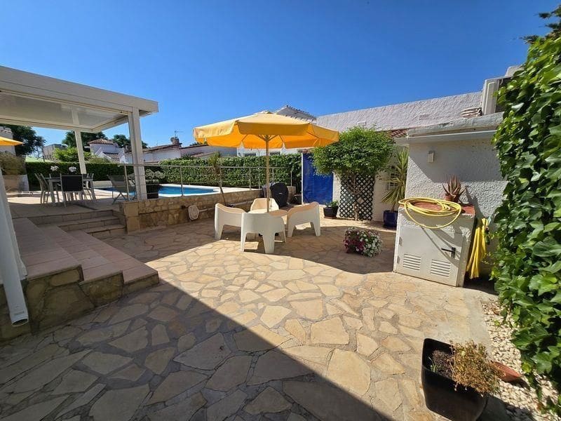 4 sypialnia Willa na sprzedaż w Empuriabrava z basenem garażem - 595 000 € (Ref: 9879363)