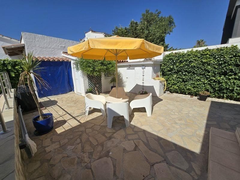 4 sypialnia Willa na sprzedaż w Empuriabrava z basenem garażem - 595 000 € (Ref: 9879363)