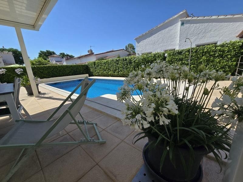 4 sypialnia Willa na sprzedaż w Empuriabrava z basenem garażem - 595 000 € (Ref: 9879363)