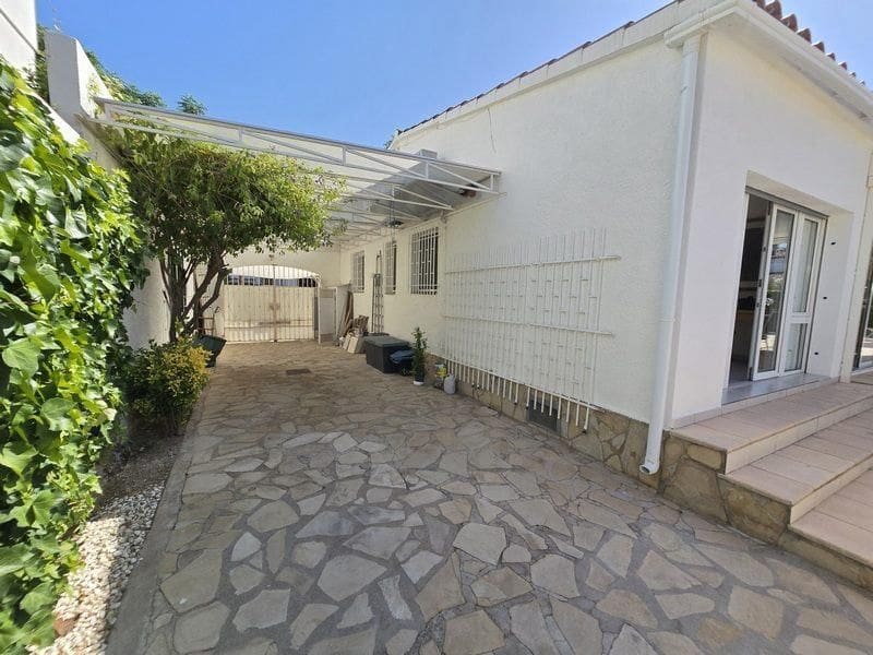 4 sypialnia Willa na sprzedaż w Empuriabrava z basenem garażem - 595 000 € (Ref: 9879363)