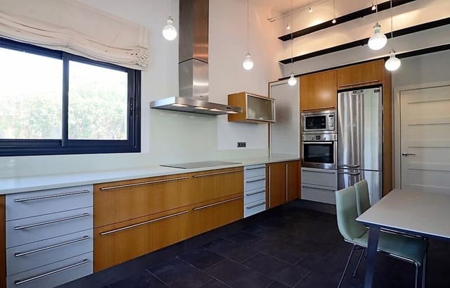 4 slaapkamer Villa te koop in Peralada met zwembad garage - € 950.000 (Ref: 9879366)