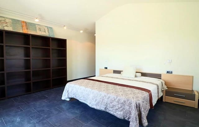 4 slaapkamer Villa te koop in Peralada met zwembad garage - € 950.000 (Ref: 9879366)