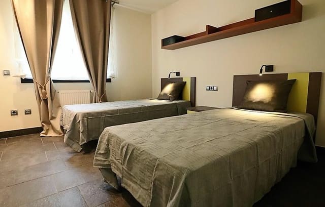 4 slaapkamer Villa te koop in Peralada met zwembad garage - € 950.000 (Ref: 9879366)