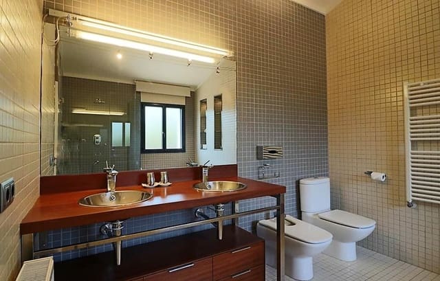 4 slaapkamer Villa te koop in Peralada met zwembad garage - € 950.000 (Ref: 9879366)