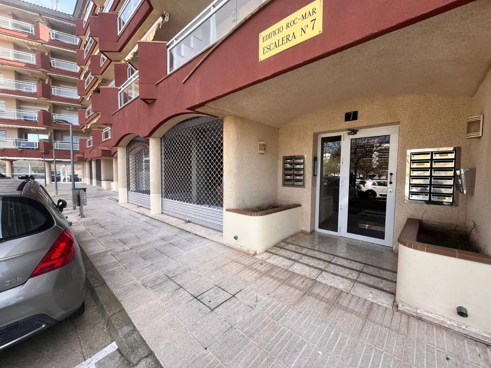 2 bedroom Flat for sale in Roses with garage - € 265,000 (Ref: 9879394)