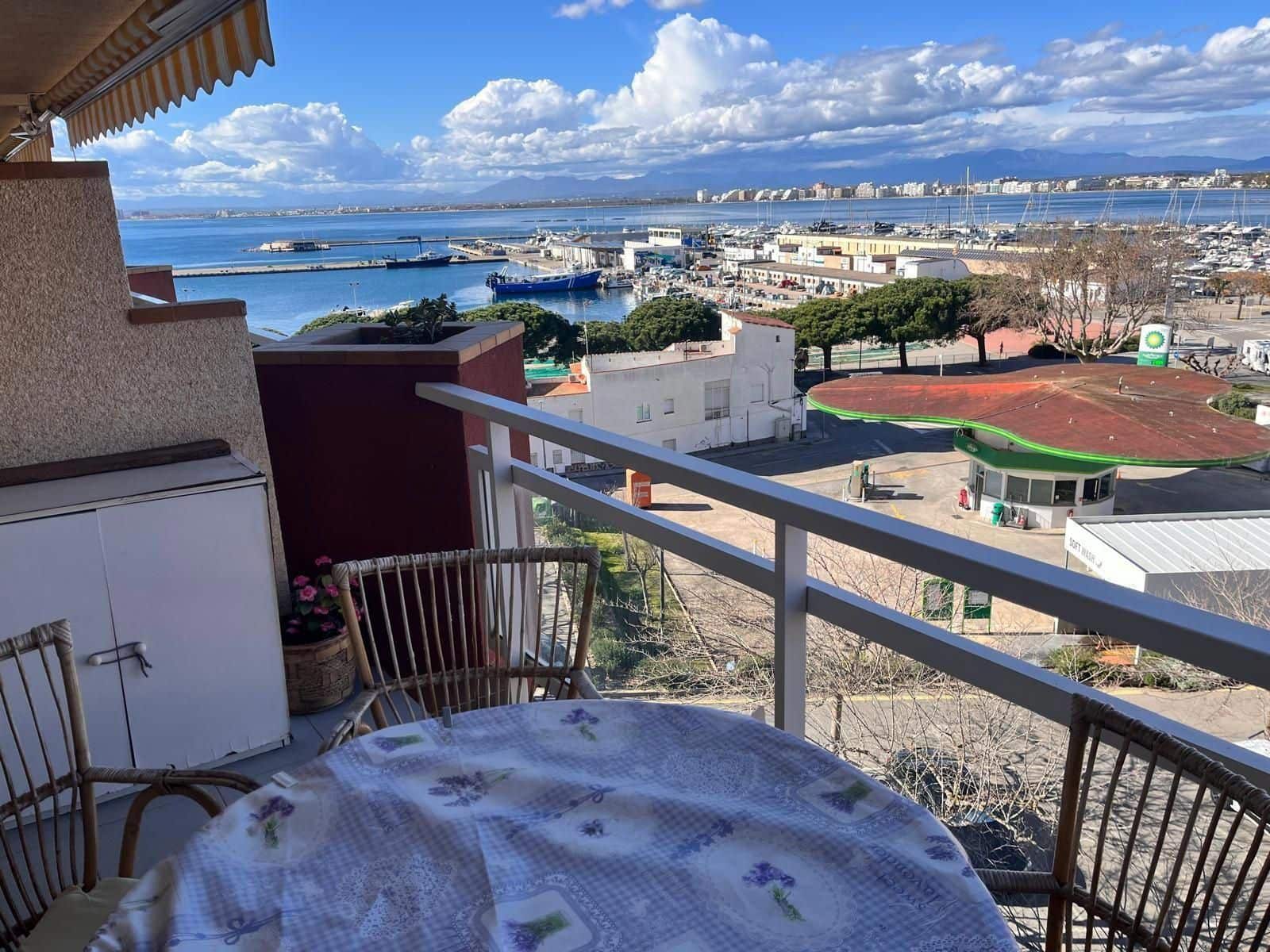 2 bedroom Flat for sale in Roses with garage - € 265,000 (Ref: 9879394)