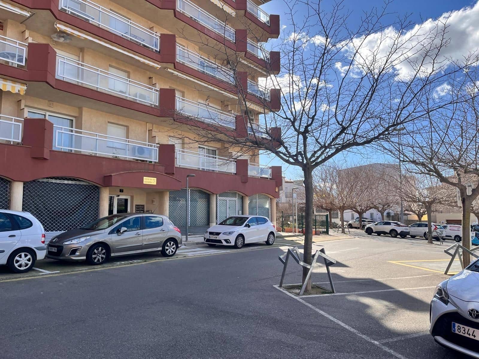 2 bedroom Flat for sale in Roses with garage - € 265,000 (Ref: 9879394)