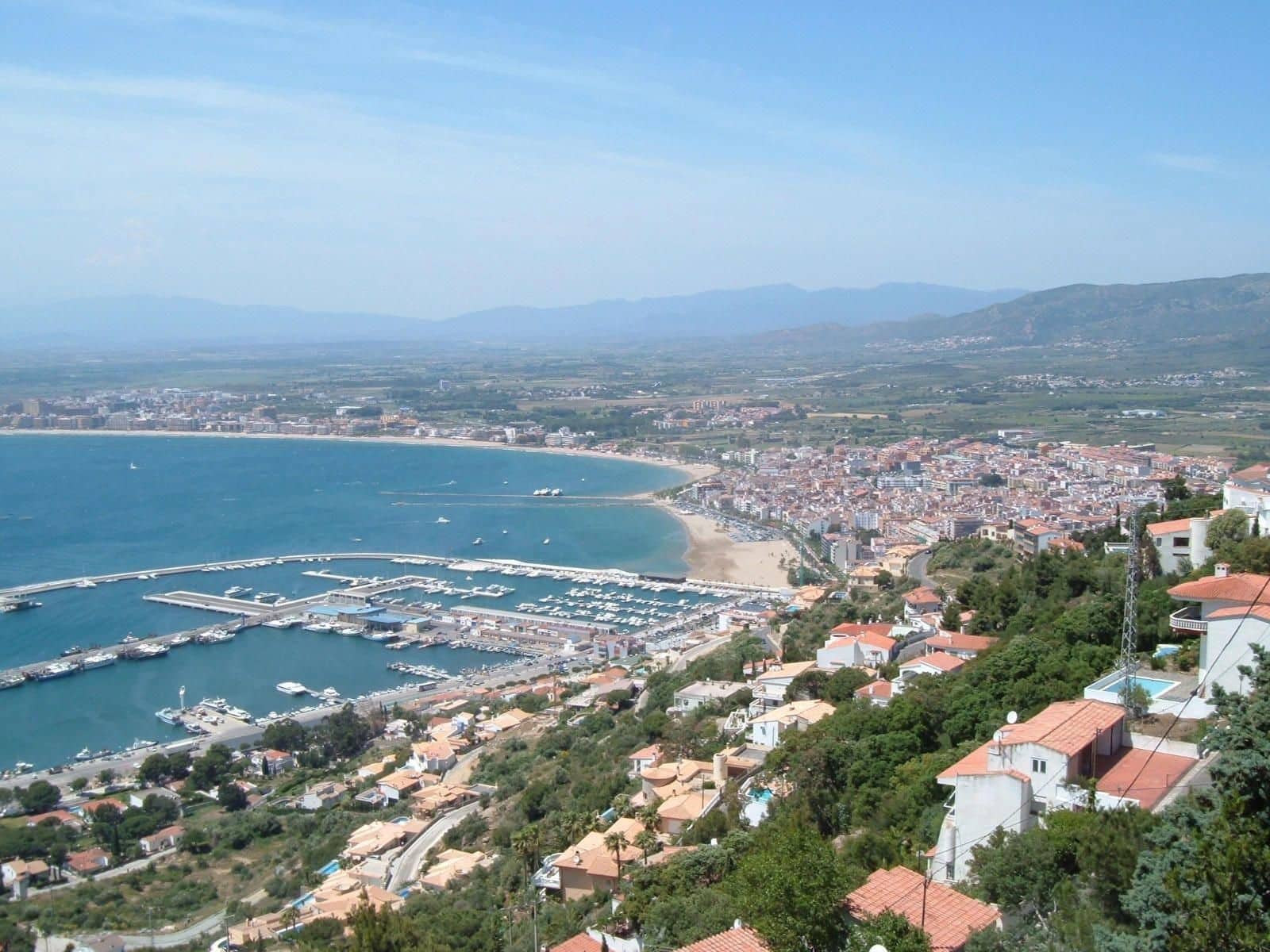 2 bedroom Flat for sale in Roses with garage - € 265,000 (Ref: 9879394)