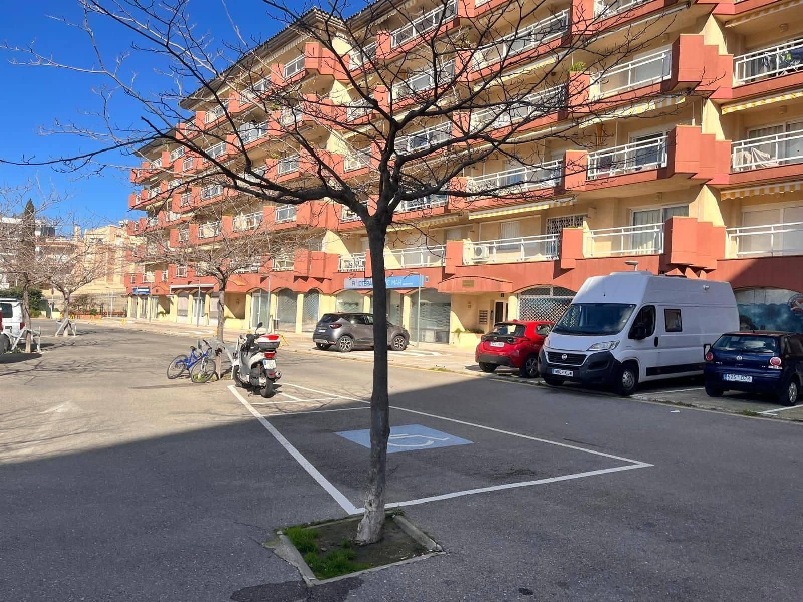 2 bedroom Flat for sale in Roses with garage - € 265,000 (Ref: 9879394)