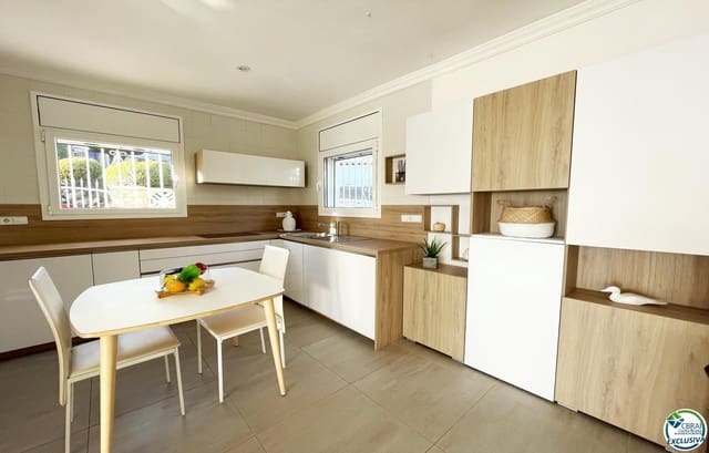 4 sypialnia Willa na sprzedaż w El Mas Fumats, Roses z basenem garażem - 765 000 € (Ref: 9879401)