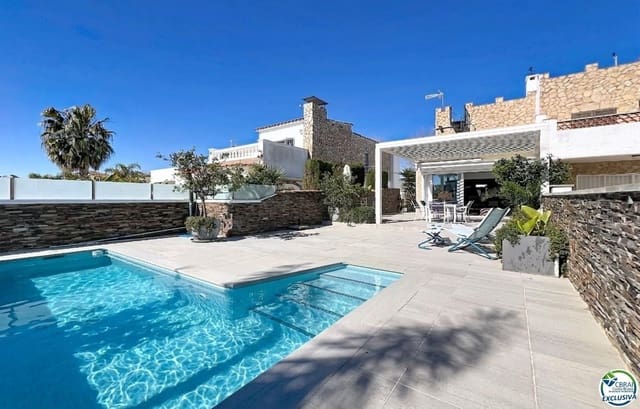 3 makuuhuone Huvila myytävänä paikassa Empuriabrava, Castelló d'Empúries mukana uima-altaan 
autotalli - 930 000 € (Ref: 9879416)