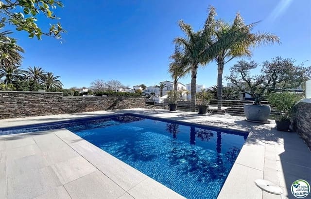 3 makuuhuone Huvila myytävänä paikassa Empuriabrava, Castelló d'Empúries mukana uima-altaan 
autotalli - 930 000 € (Ref: 9879416)