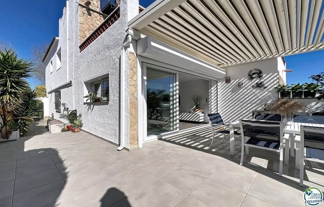3 makuuhuone Huvila myytävänä paikassa Empuriabrava, Castelló d'Empúries mukana uima-altaan 
autotalli - 930 000 € (Ref: 9879416)