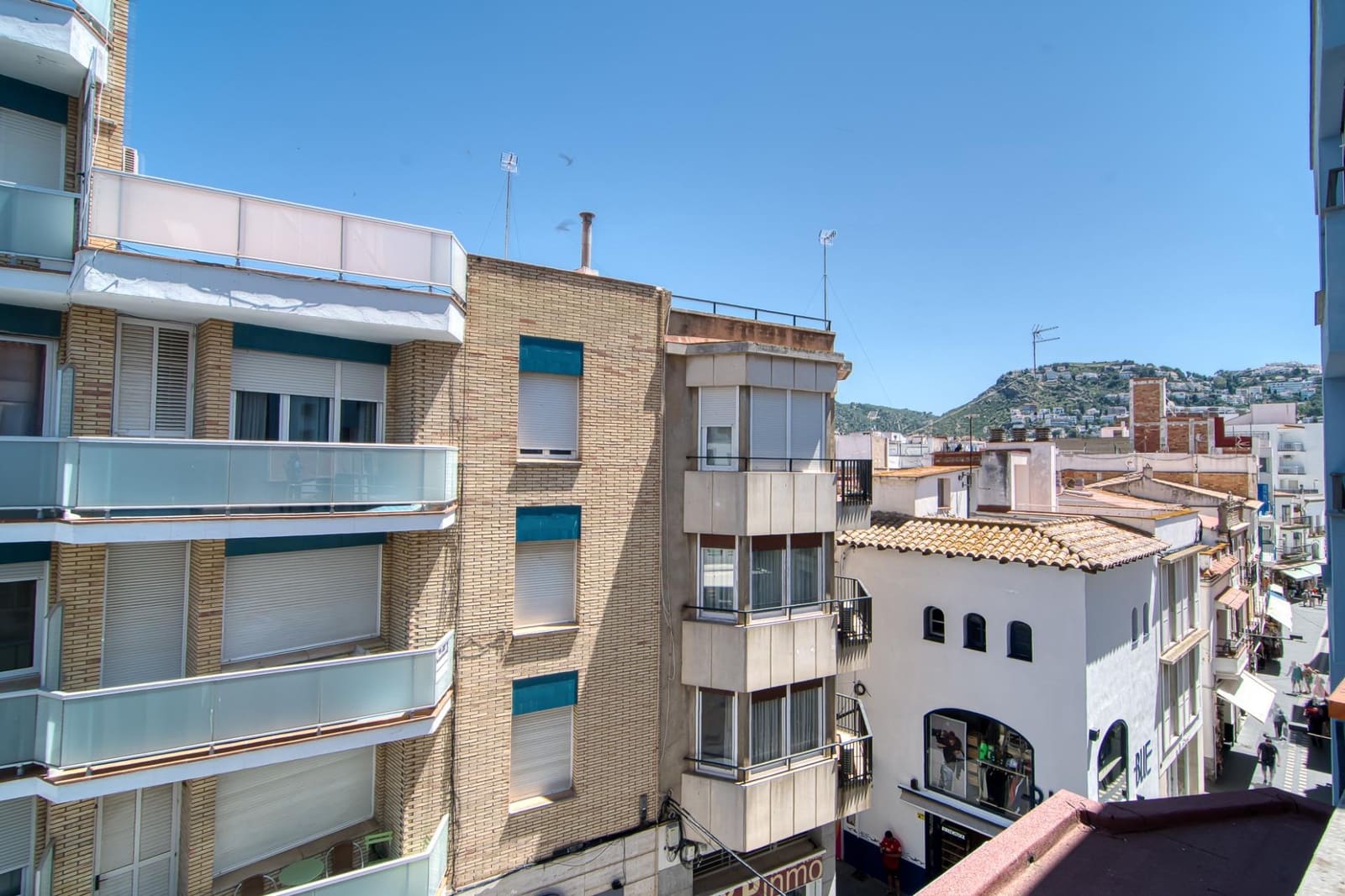 3 bedroom Flat for sale in Roses - € 235,000 (Ref: 9879446)