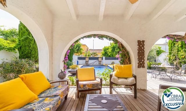 4 makuuhuone Huvila myytävänä paikassa Empuriabrava, Castelló d'Empúries mukana uima-altaan 
autotalli - 569 000 € (Ref: 9938334)