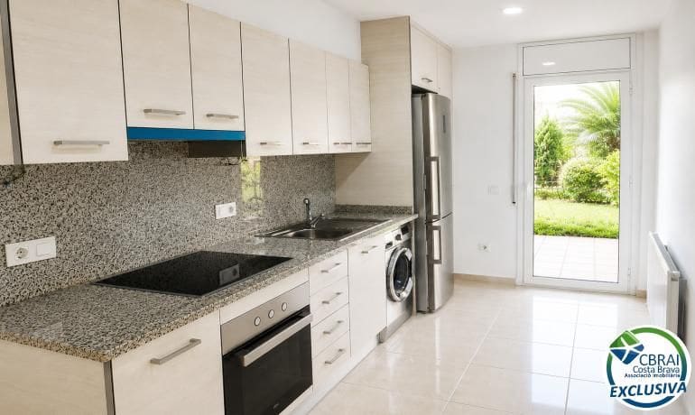 4 soveværelse Byhus til salg i Empuriabrava med garage - € 295.000 (Ref: 9945890)