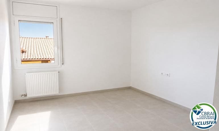 4 soveværelse Byhus til salg i Empuriabrava med garage - € 295.000 (Ref: 9945890)