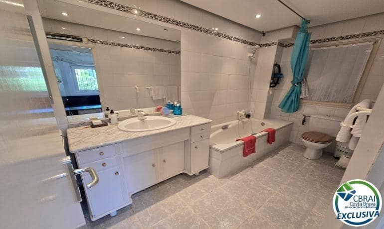 2 bedroom Apartment for sale in Empuriabrava - € 349,000 (Ref: 9977438)