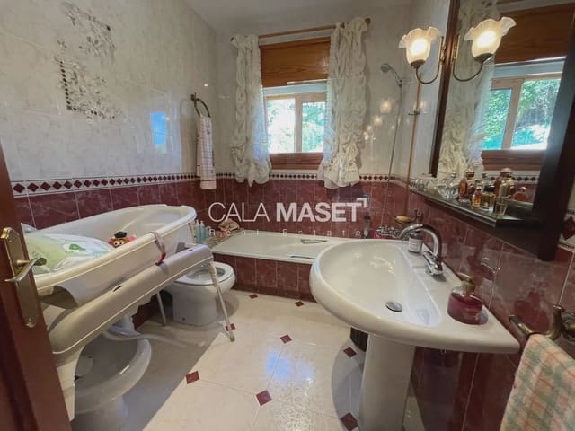 4 slaapkamer Villa te koop in Platja d'Aro, Castell-Platja d'Aro met garage - € 590.000 (Ref: 9890800)