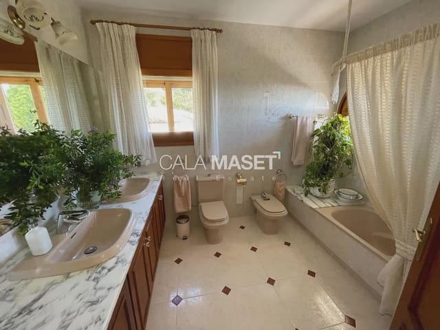 4 slaapkamer Villa te koop in Platja d'Aro, Castell-Platja d'Aro met garage - € 590.000 (Ref: 9890800)