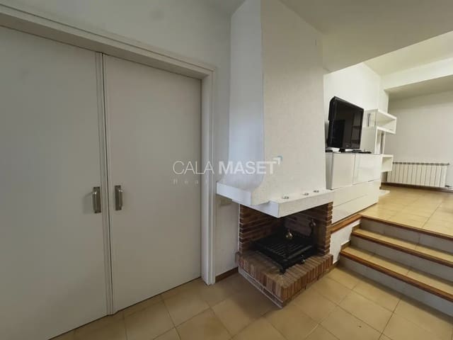3 bedroom Flat for sale in Platja d'Aro, Castell-Platja d'Aro with pool - € 400,000 (Ref: 9890804)