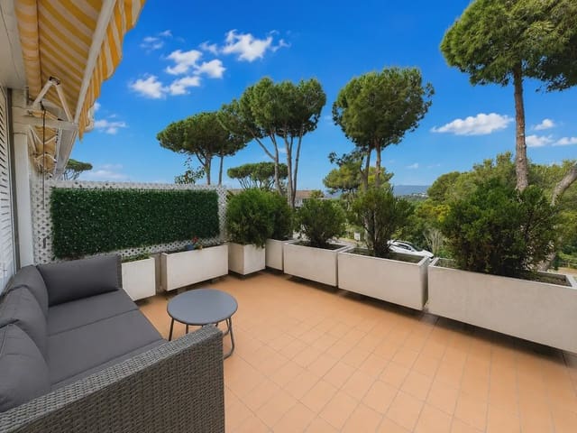 3 bedroom Flat for sale in Platja d'Aro, Castell-Platja d'Aro with pool - € 400,000 (Ref: 9890804)