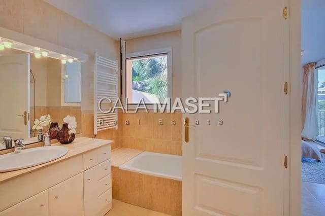 Chalet de 3 habitaciones en Castell d'Aro, Castell-Platja d'Aro en venta - 978.000 € (Ref: 9890813)