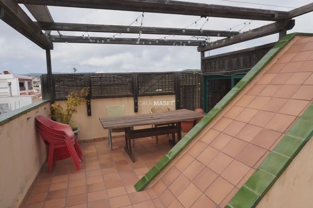 3 bedroom Semi-detached Villa for sale in Sant Feliu de Guíxols with garage - € 340,000 (Ref: 9890851)