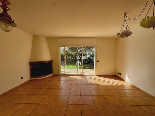 4 makuuhuone Huvila myytävänä paikassa Platja d'Aro, Castell-Platja d'Aro mukana 
autotalli - 550 000 € (Ref: 9890896)