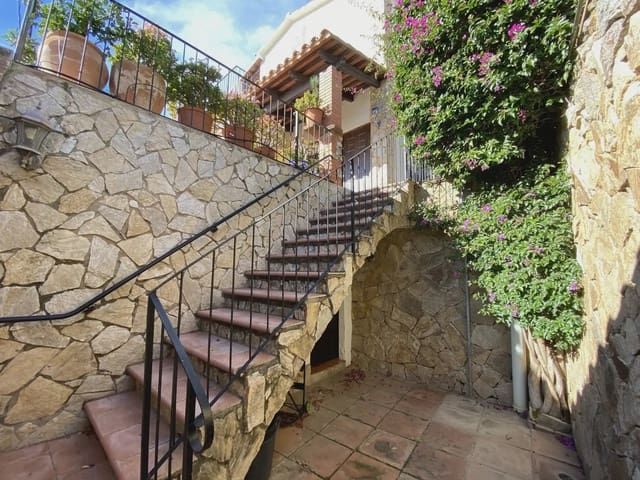 Chalet de 6 habitaciones en Castell d'Aro, Castell-Platja d'Aro en venta con piscina garaje - 995.000 € (Ref: 9935002)