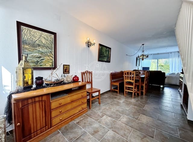 3 slaapkamer Rijtjeshuis te koop in Roses met zwembad - € 299.000 (Ref: 10034625)