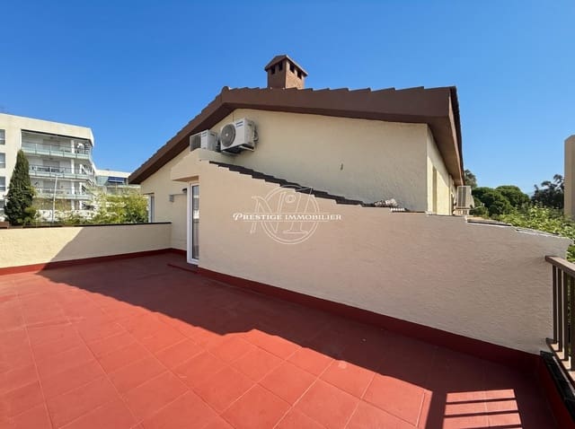 3 slaapkamer Rijtjeshuis te koop in Roses met zwembad - € 299.000 (Ref: 10034625)