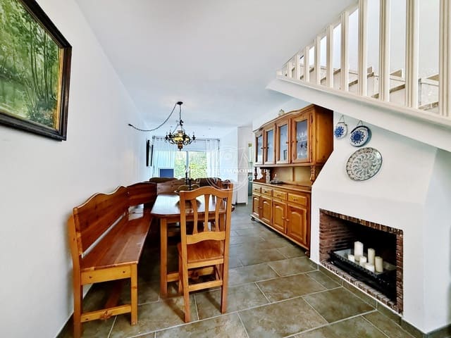 3 slaapkamer Rijtjeshuis te koop in Roses met zwembad - € 299.000 (Ref: 10034625)
