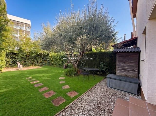 3 slaapkamer Rijtjeshuis te koop in Roses met zwembad - € 299.000 (Ref: 10034625)