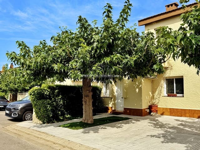 3 slaapkamer Rijtjeshuis te koop in Roses met zwembad - € 299.000 (Ref: 10034625)