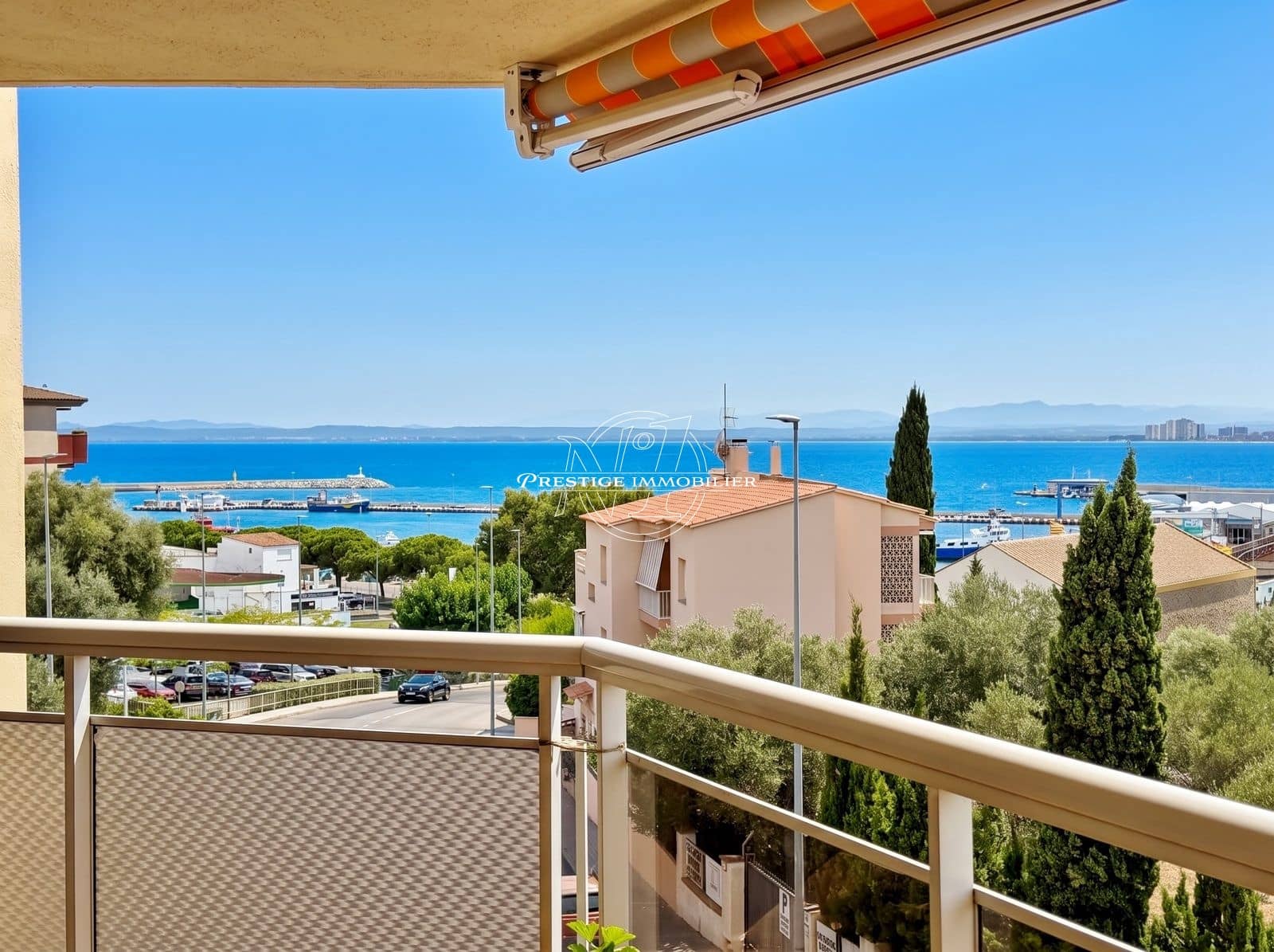 2 bedroom Apartment for sale in Roses - € 329,000 (Ref: 10046203)