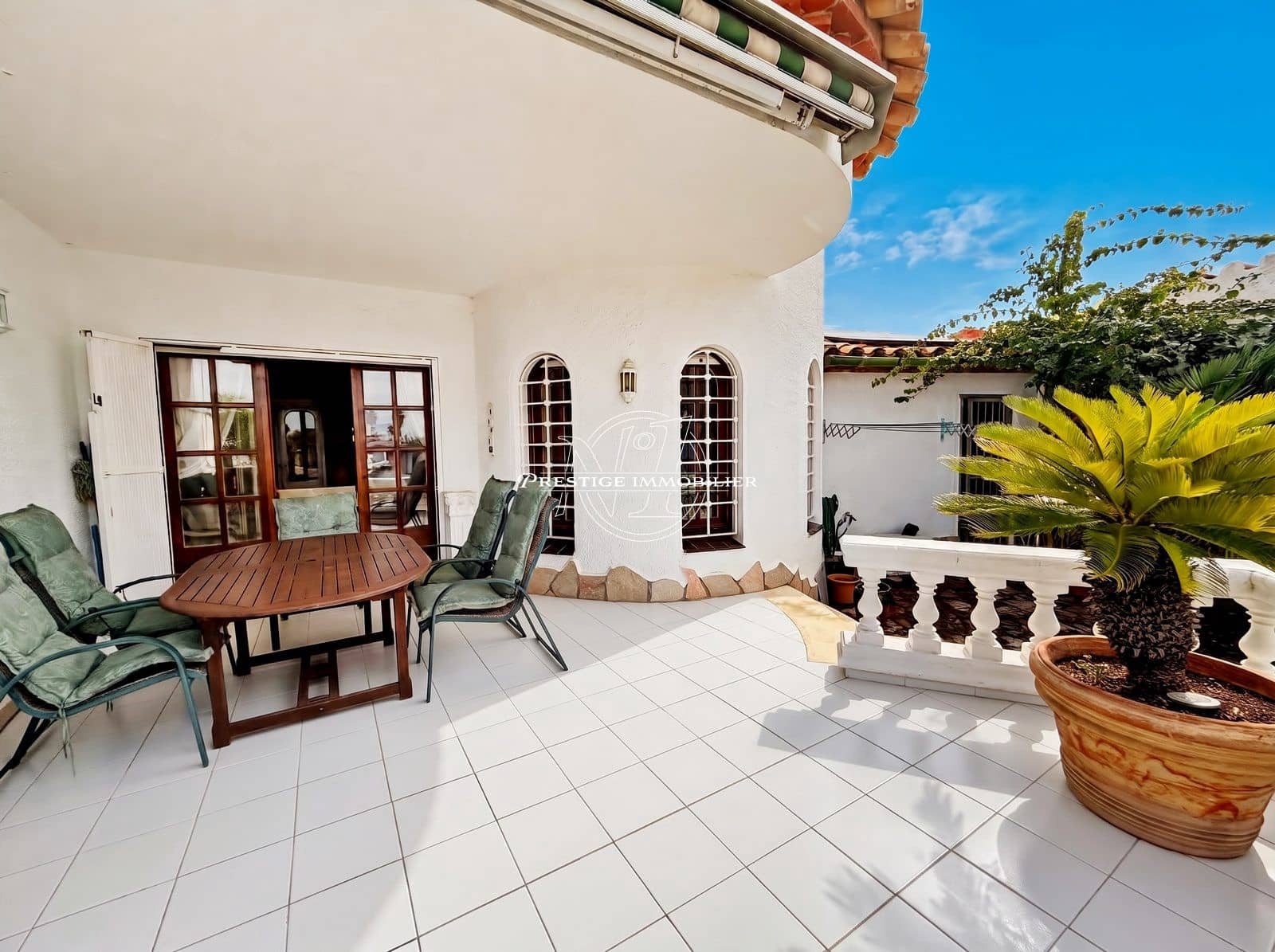 3 bedroom Villa for sale in Empuriabrava with pool garage - € 685,000 (Ref: 10125127)