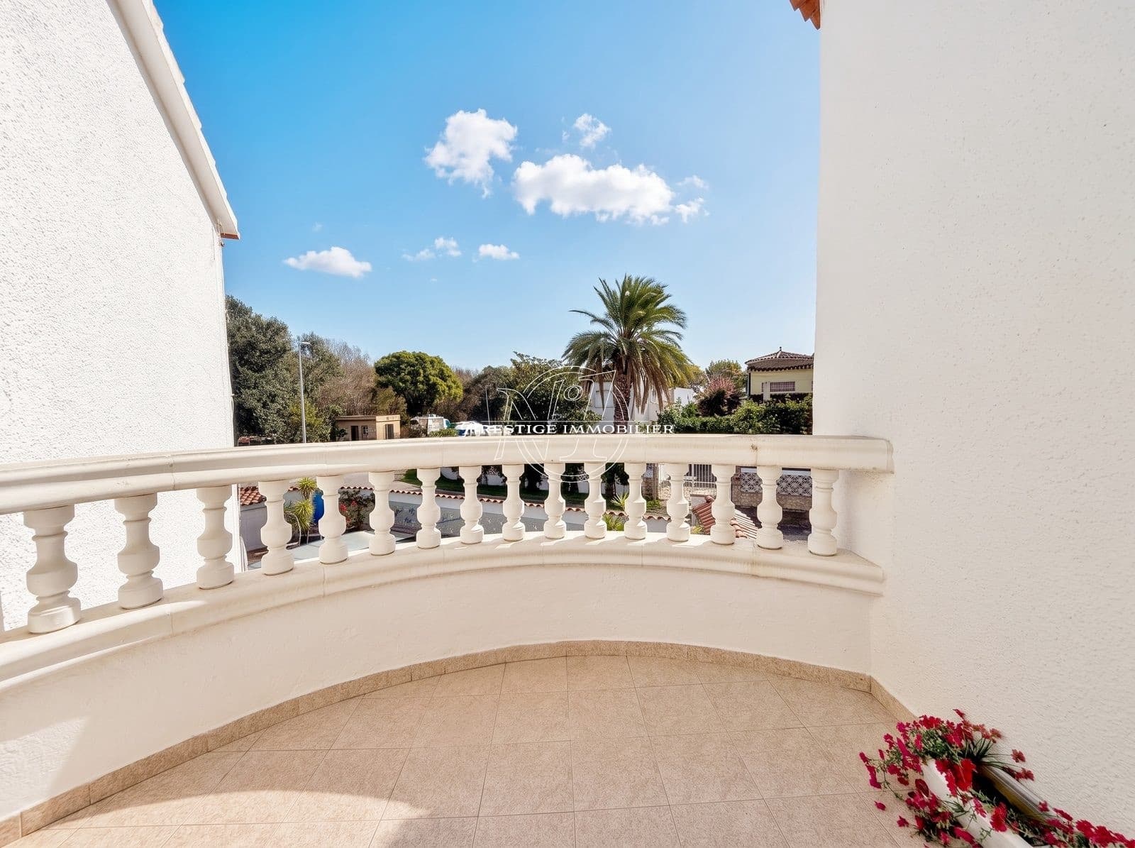 3 bedroom Villa for sale in Empuriabrava with pool garage - € 685,000 (Ref: 10125127)