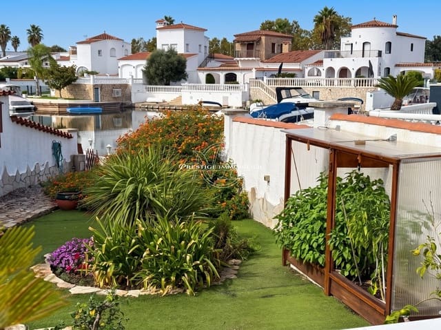 3 bedroom Villa for sale in Empuriabrava, Castelló d'Empúries with pool garage - € 685,000 (Ref: 10125127)