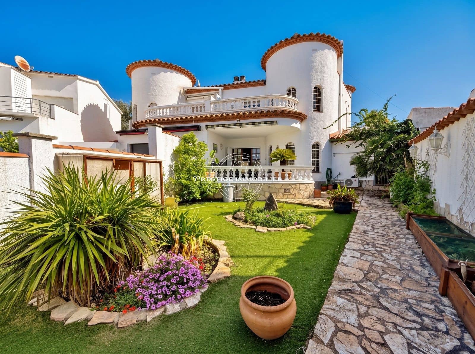 3 bedroom Villa for sale in Empuriabrava with pool garage - € 685,000 (Ref: 10125127)