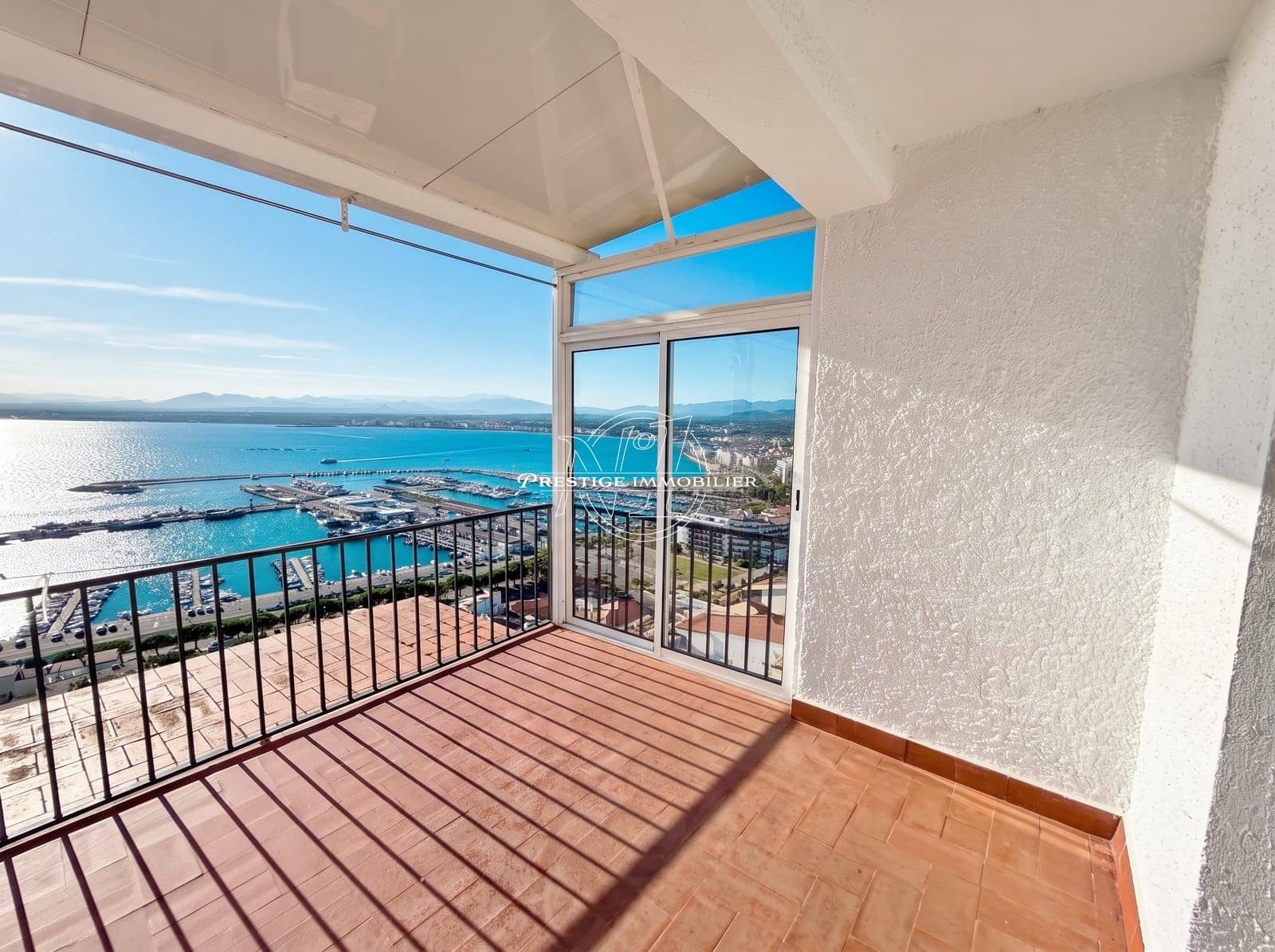 2 slaapkamer Appartement te koop in Roses met garage - € 395.000 (Ref: 10135914)
