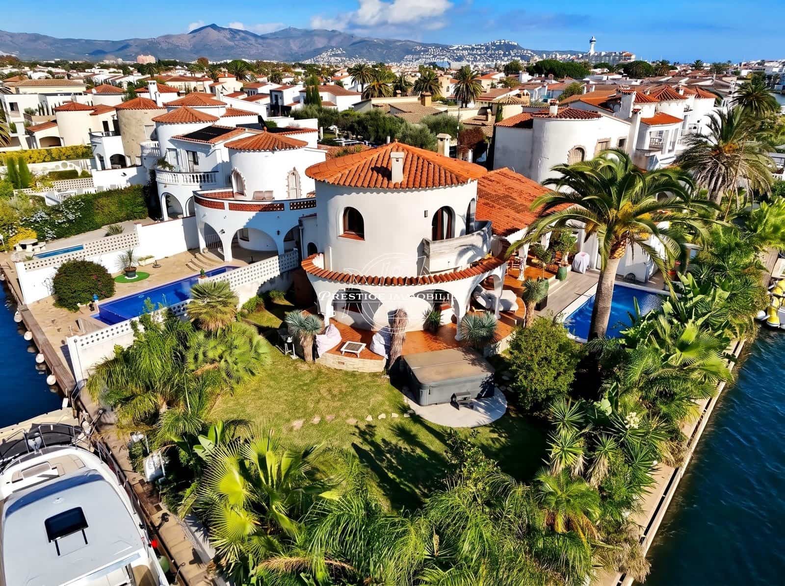 3 slaapkamer Villa te koop in Empuriabrava met zwembad garage - € 1.299.000 (Ref: 10164807)