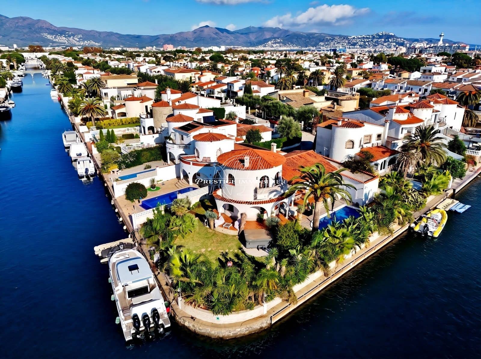 3 slaapkamer Villa te koop in Empuriabrava met zwembad garage - € 1.299.000 (Ref: 10164807)