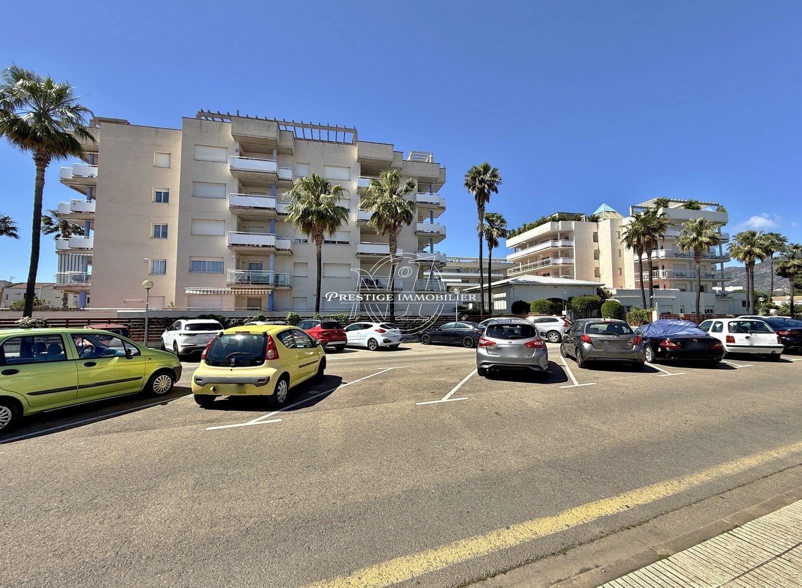 2 bedroom Apartment for sale in Roses with pool - € 215,000 (Ref: 9263595)