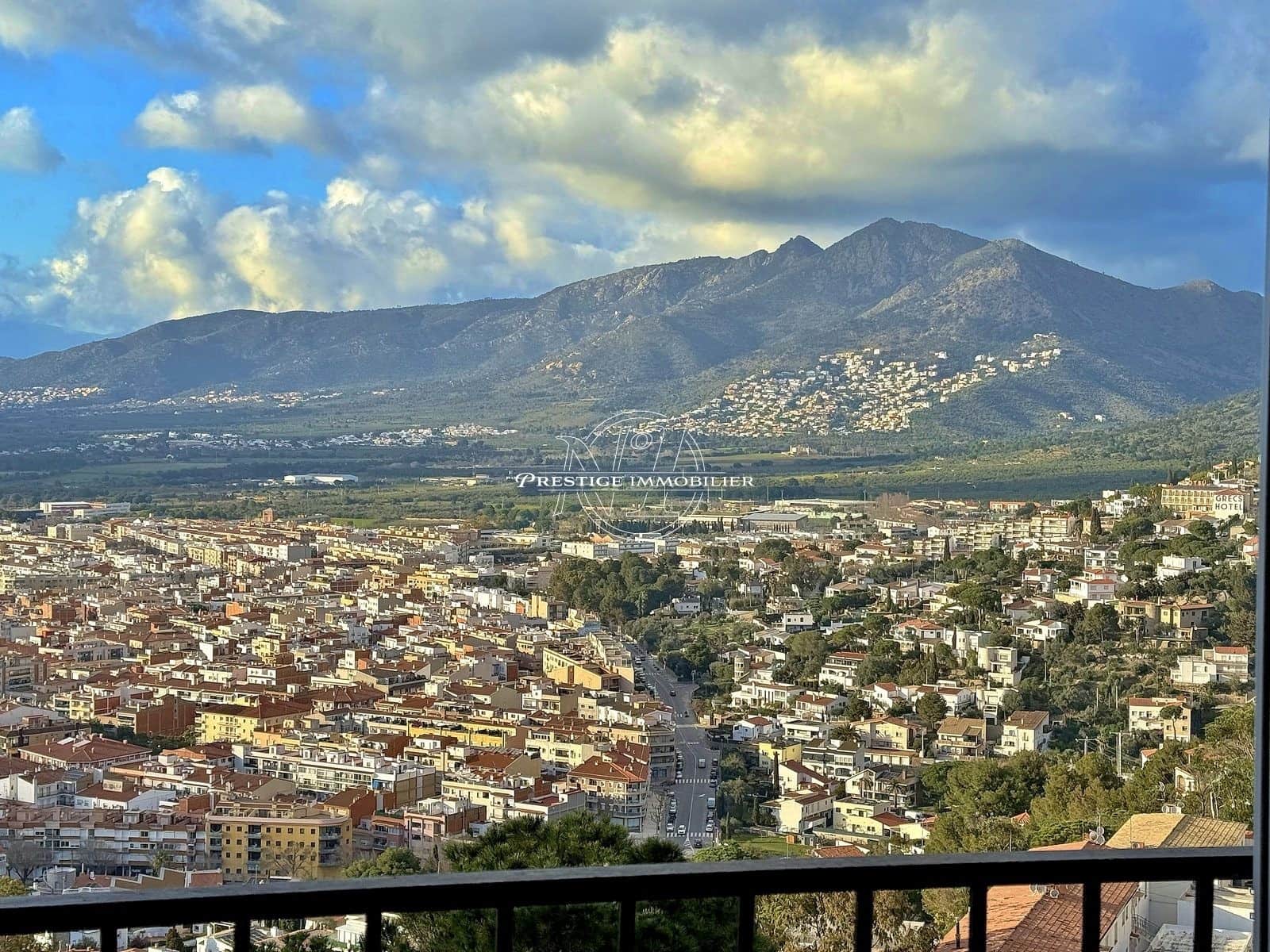 2 bedroom Apartment for sale in Roses - € 239,000 (Ref: 9263601)