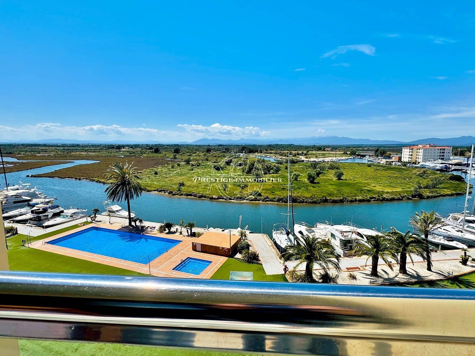 2 bedroom Apartment for sale in Roses with pool - € 279,000 (Ref: 9263614)