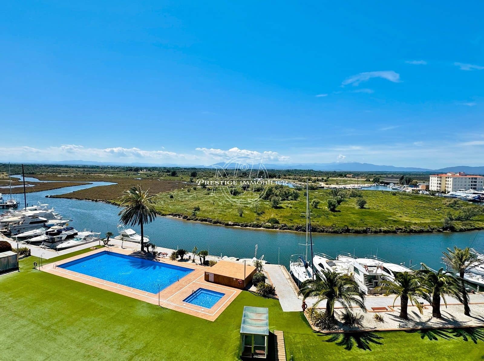 2 bedroom Apartment for sale in Roses with pool - € 279,000 (Ref: 9263614)