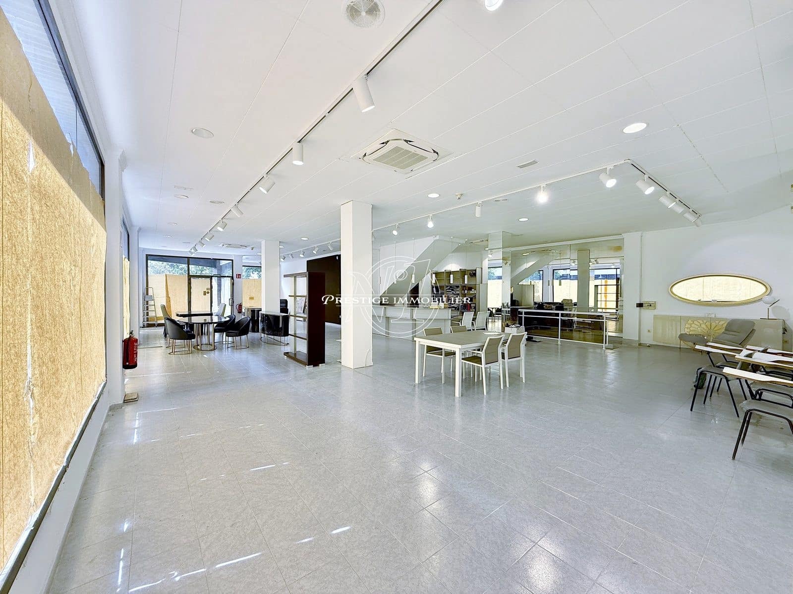 Kaupallinen myytävänä paikassa Roses - 485 000 € (Ref: 9263630)