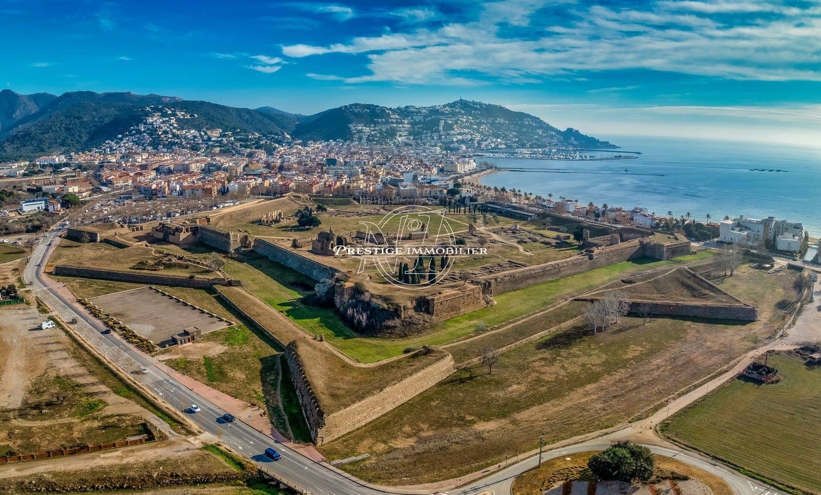 Kaupallinen myytävänä paikassa Roses - 485 000 € (Ref: 9263630)